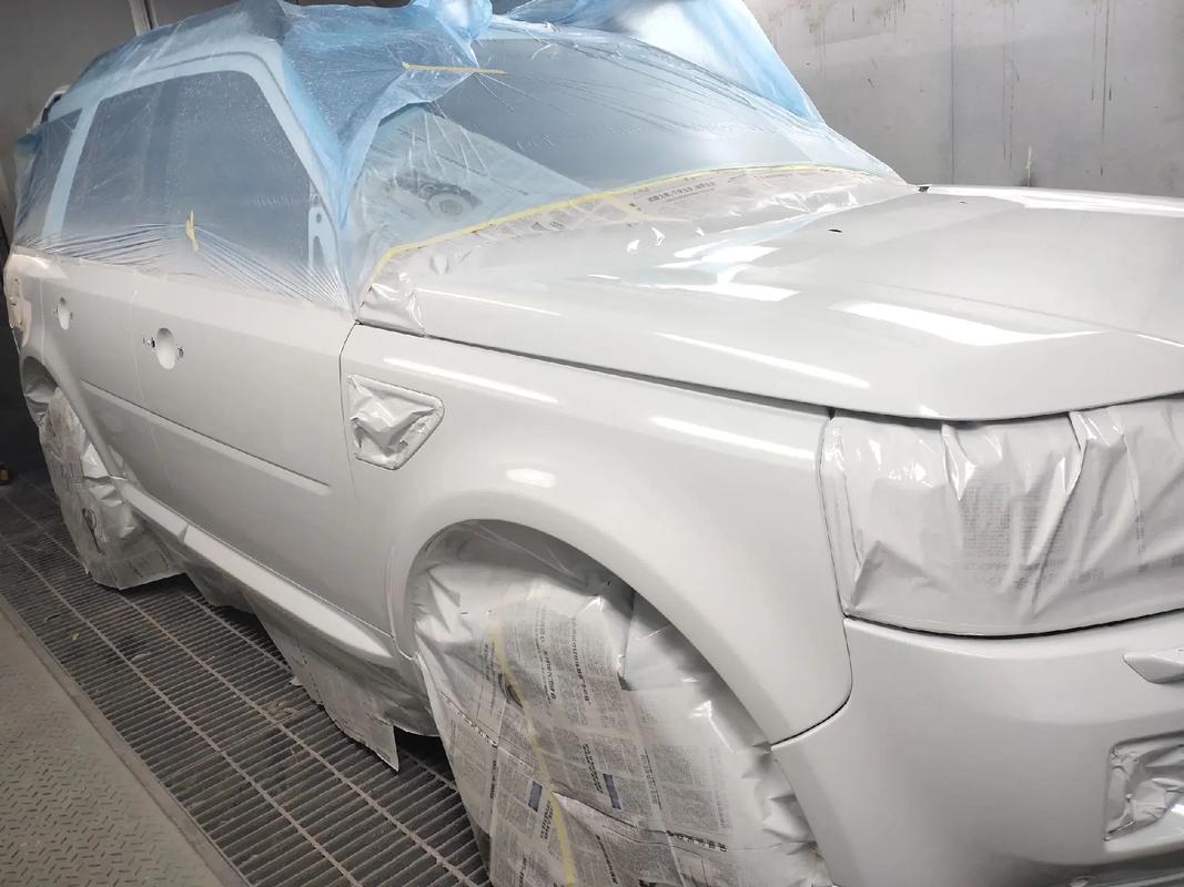 汽车全车喷漆多少钱(汽车全车喷漆多少钱一平方)