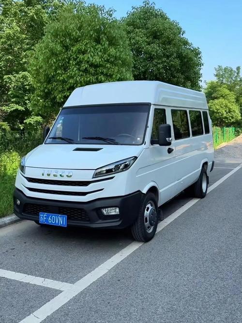 依维柯长轴高顶6座多功能车,依维柯长轴高顶6座多功能车多少钱