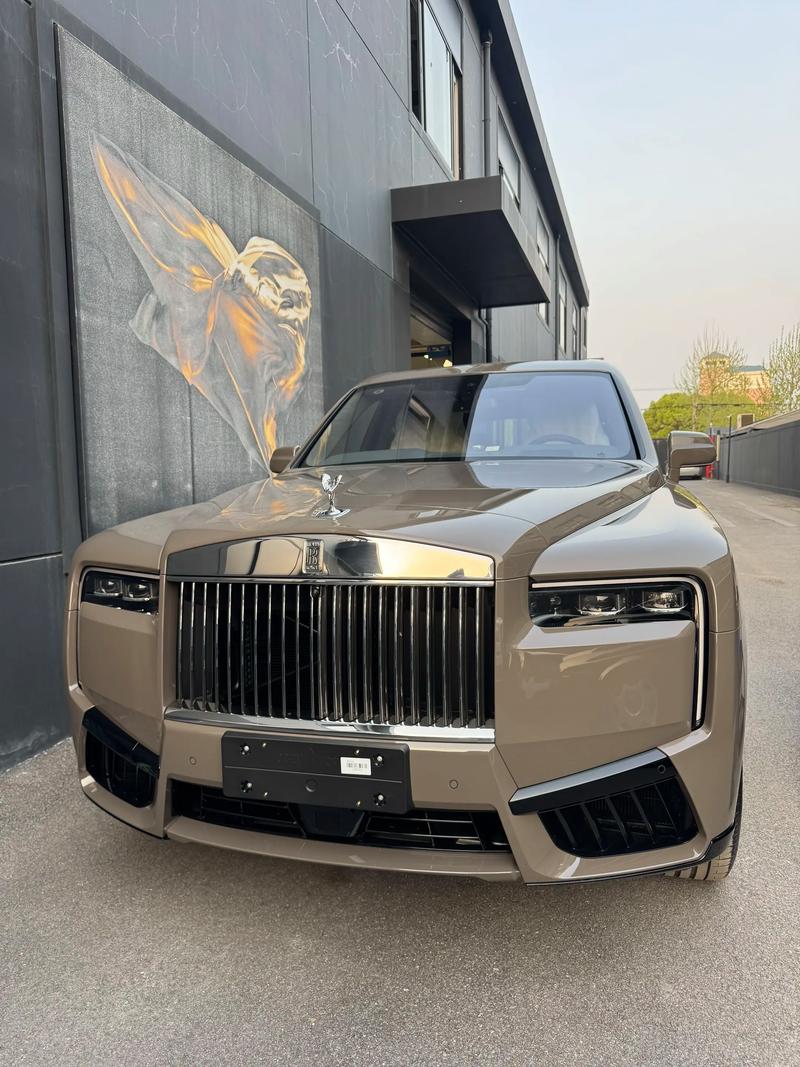 库里南劳斯莱斯suv图片(劳斯莱斯库里南缺点太多)